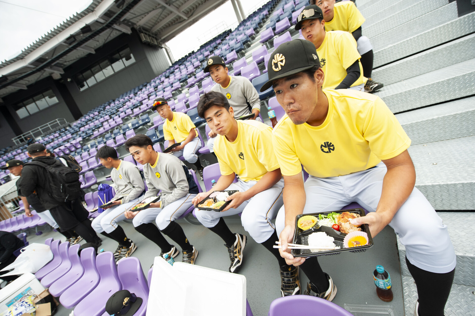 岩手県で行われた全国大会にて、試合前にお弁当を頬張る選手たち
