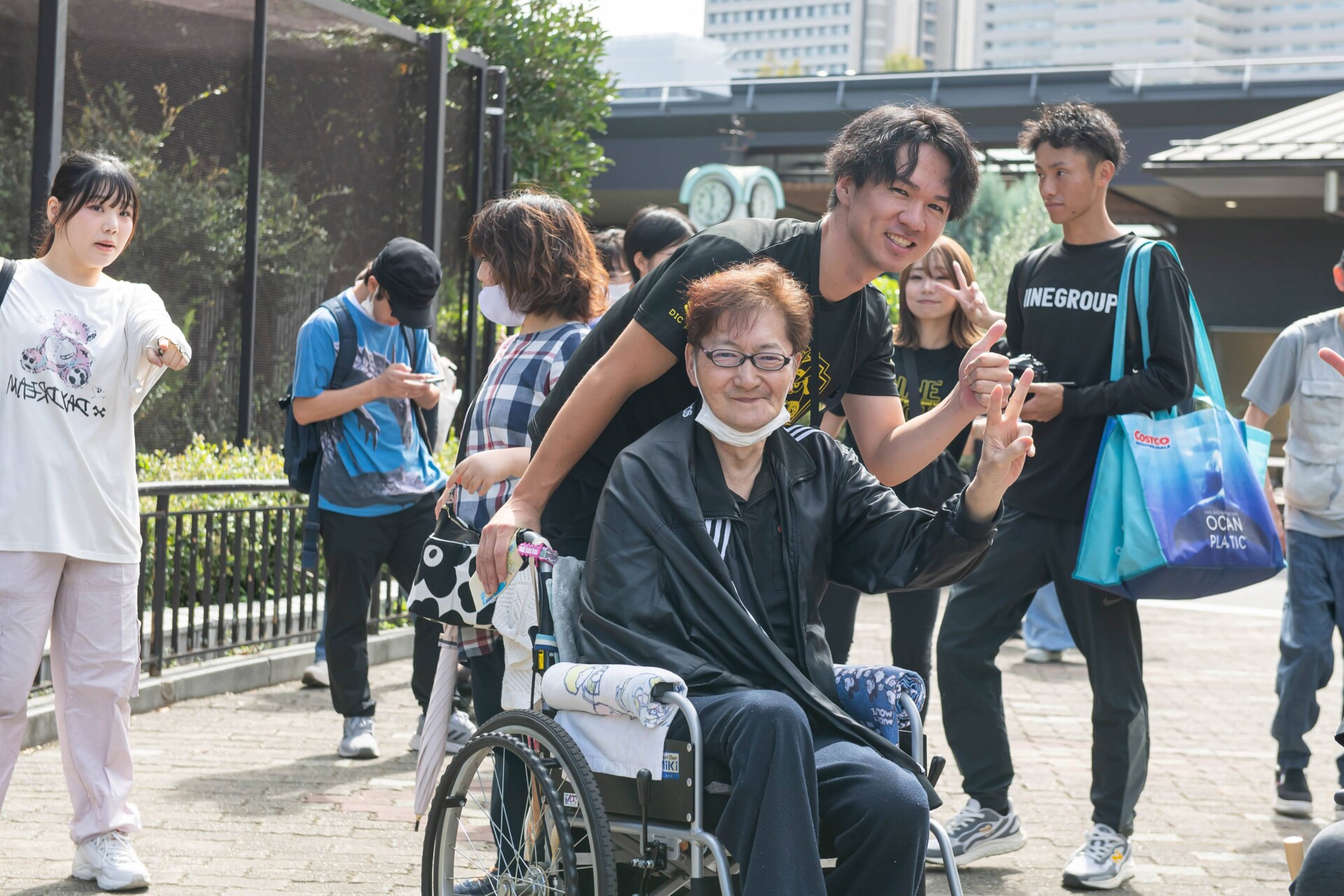 天王寺動物園でのお楽しみ会で園内を移動する様子