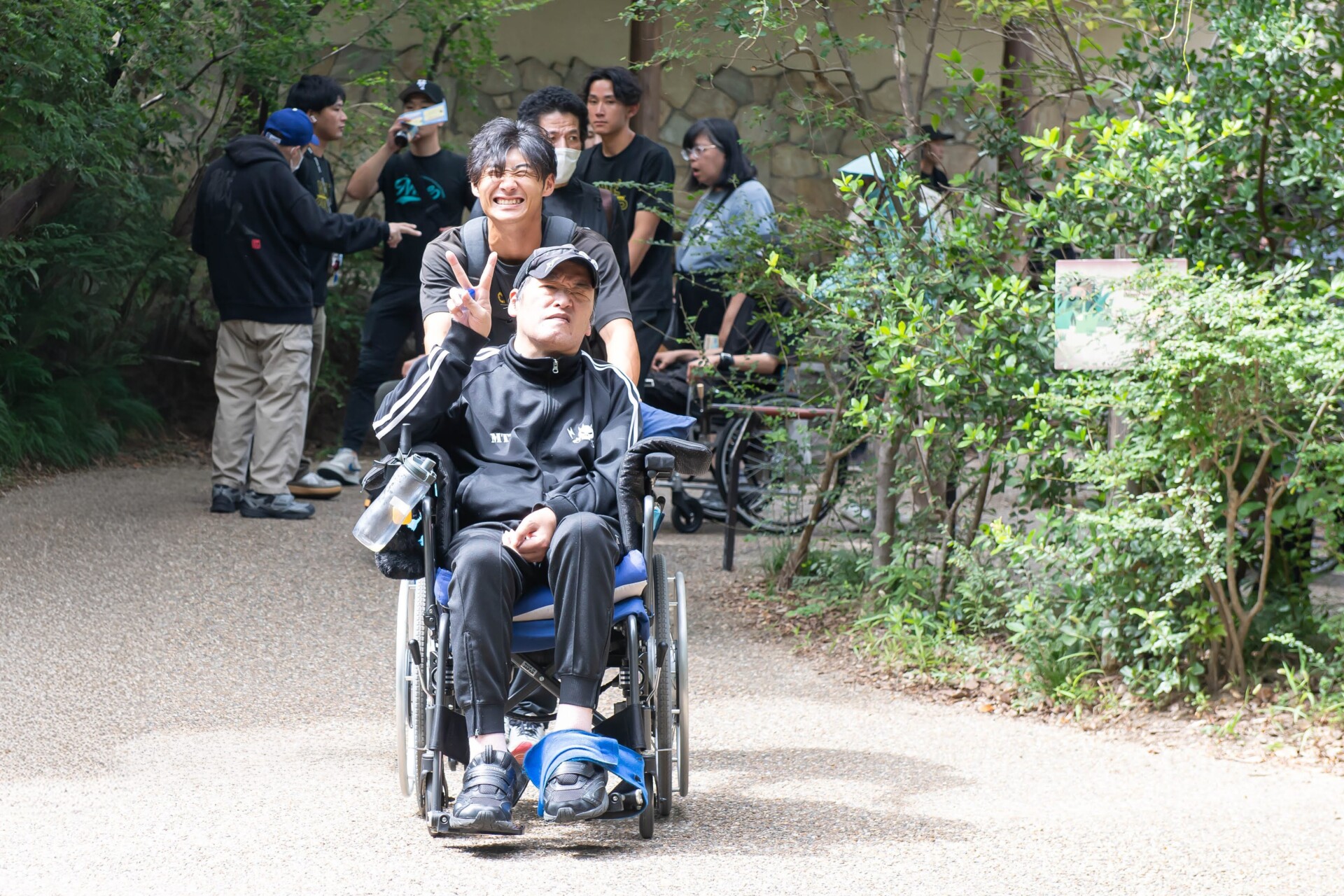 天王寺動物園でのお楽しみ会を楽しむ利用者様とNineのメンバー